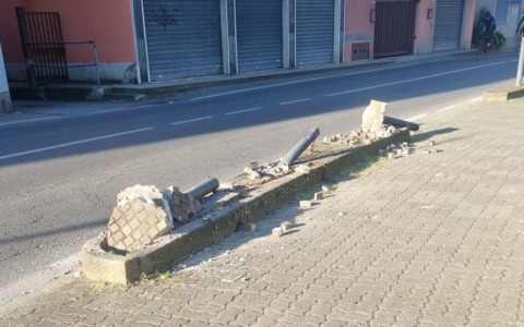 Un colpo di sonno causa l’ennesimo “strike” tra via Locatelli e via Umberto I