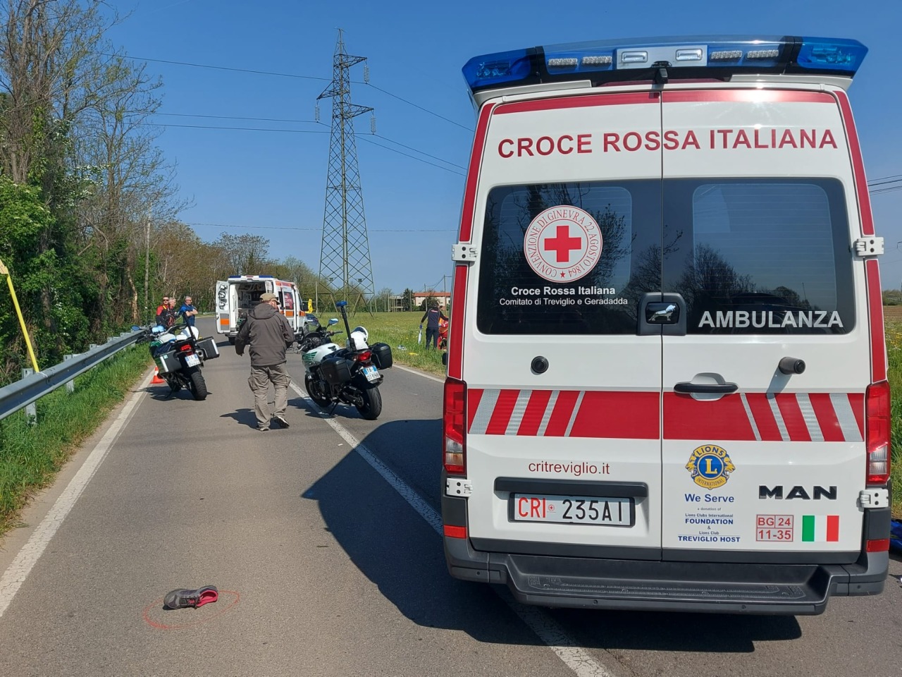 Tre ciclisti travolti in via Canonica da un ubriaco: non ce l’ha fatta il 34enne
