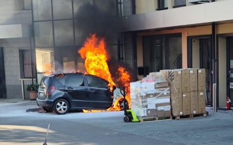 Auto in fiamme, paura ma nessun ferito a Caravaggio