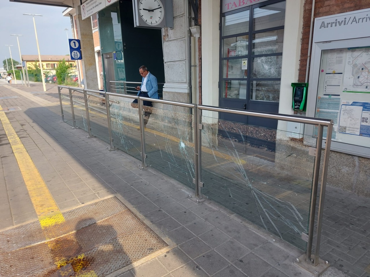 Sassate contro le porte della stazione Centrale di Treviglio, denunciato un cittadino straniero
