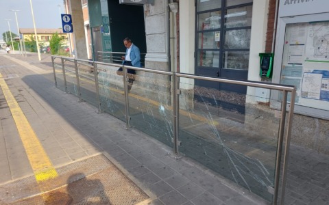 Sassate contro le porte della stazione Centrale di Treviglio, denunciato un cittadino straniero