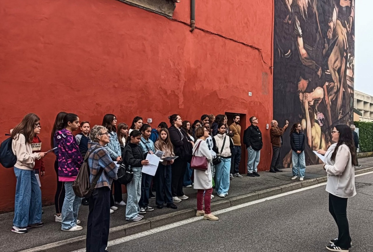 Tra arte e solidarietà, a Covo i giovani diventano guide per raccontare il borgo dipinto