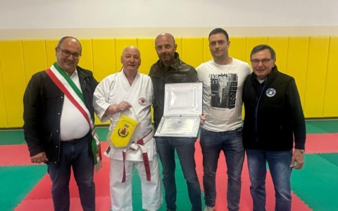 Un doppio riconoscimento a Livio Rampinelli, maestro di karate da mezzo secolo