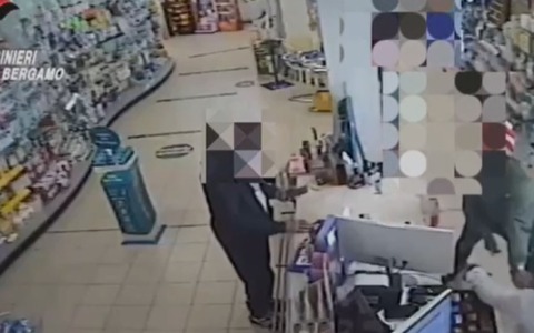 L’agghiacciante video della rapina di Romano: ferito un farmacista