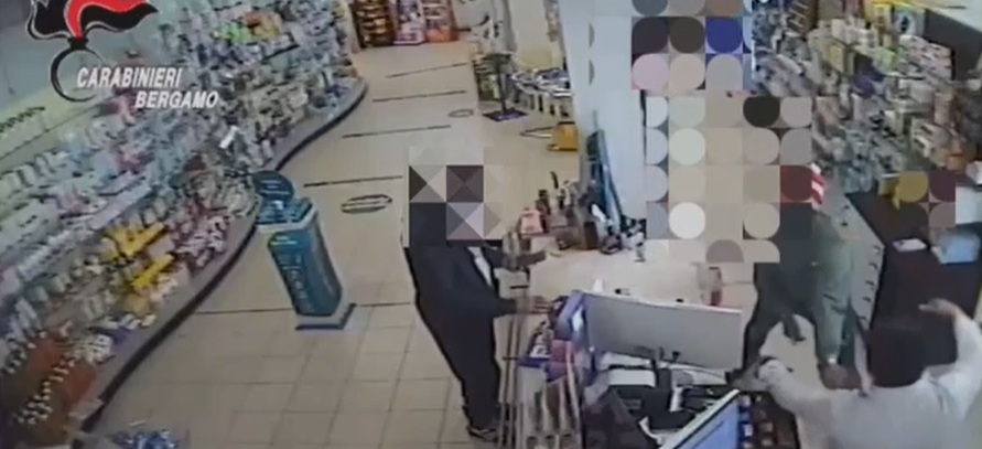 L’agghiacciante video della rapina di Romano: ferito un farmacista