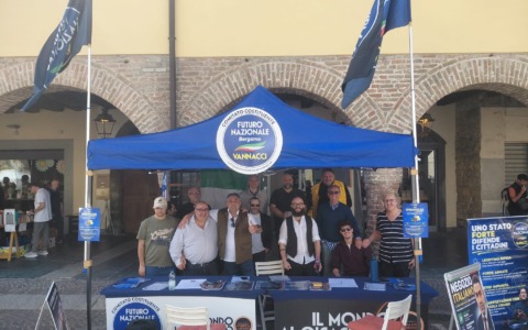 Futuro Nazionale sbeffeggia la Salvini premier: “Comitato di reduci, sorpasso compiuto”