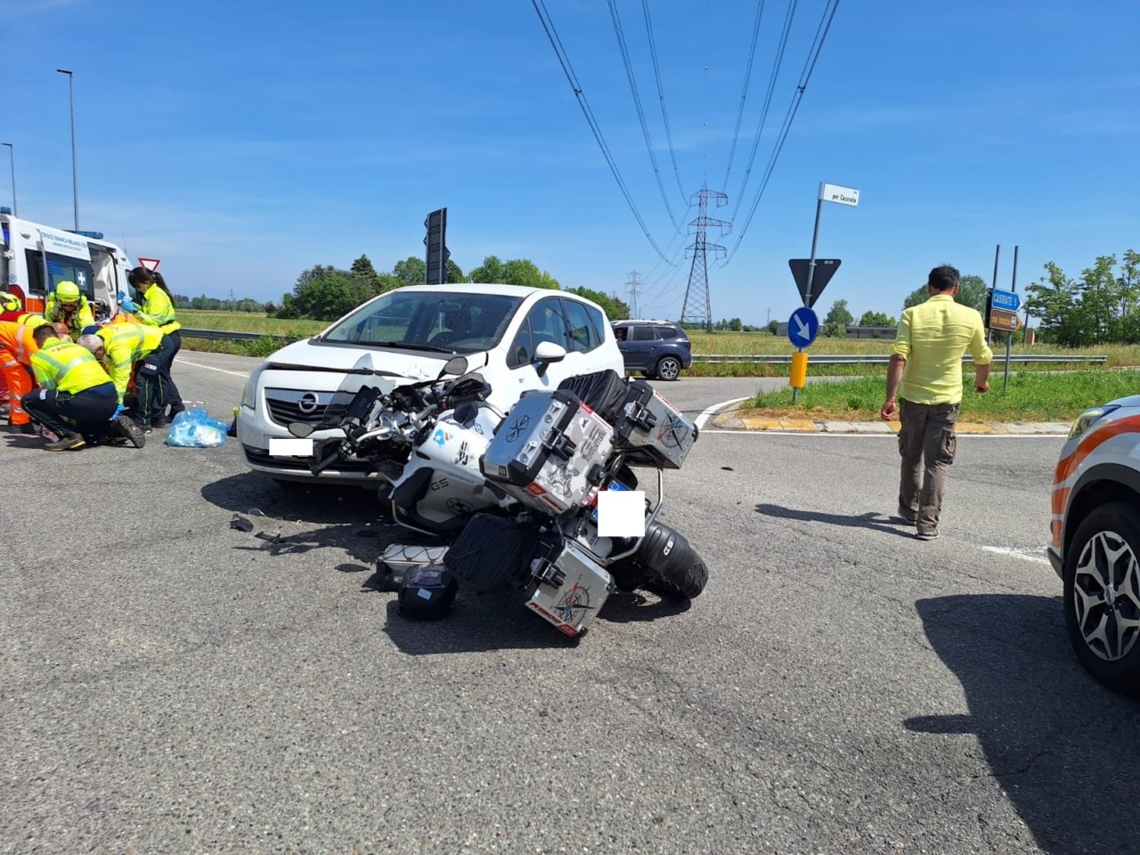 Grave incidente tra auto e moto: elisoccorso per un centauro