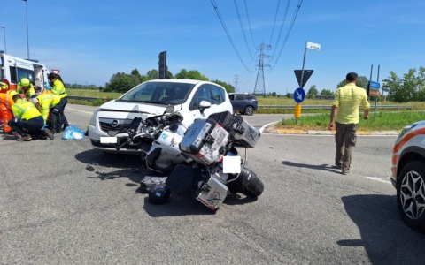 Grave incidente tra auto e moto: elisoccorso per un centauro