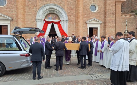 L’addio a don Perdomini, il vescovo: “Una storia singolare, mi piace pensare che sia vissuto a lungo per vedere Papa Francesco e Papa Leone”