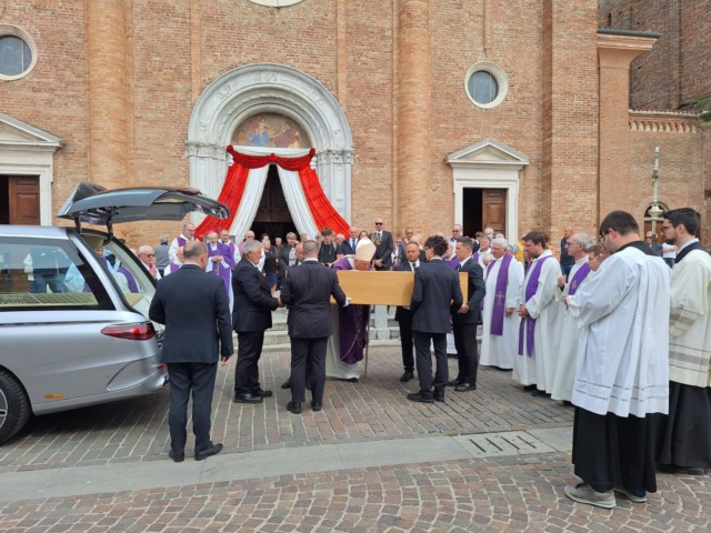 L’addio a don Perdomini, il vescovo: “Una storia singolare, mi piace pensare che sia vissuto a lungo per vedere Papa Francesco e Papa Leone”