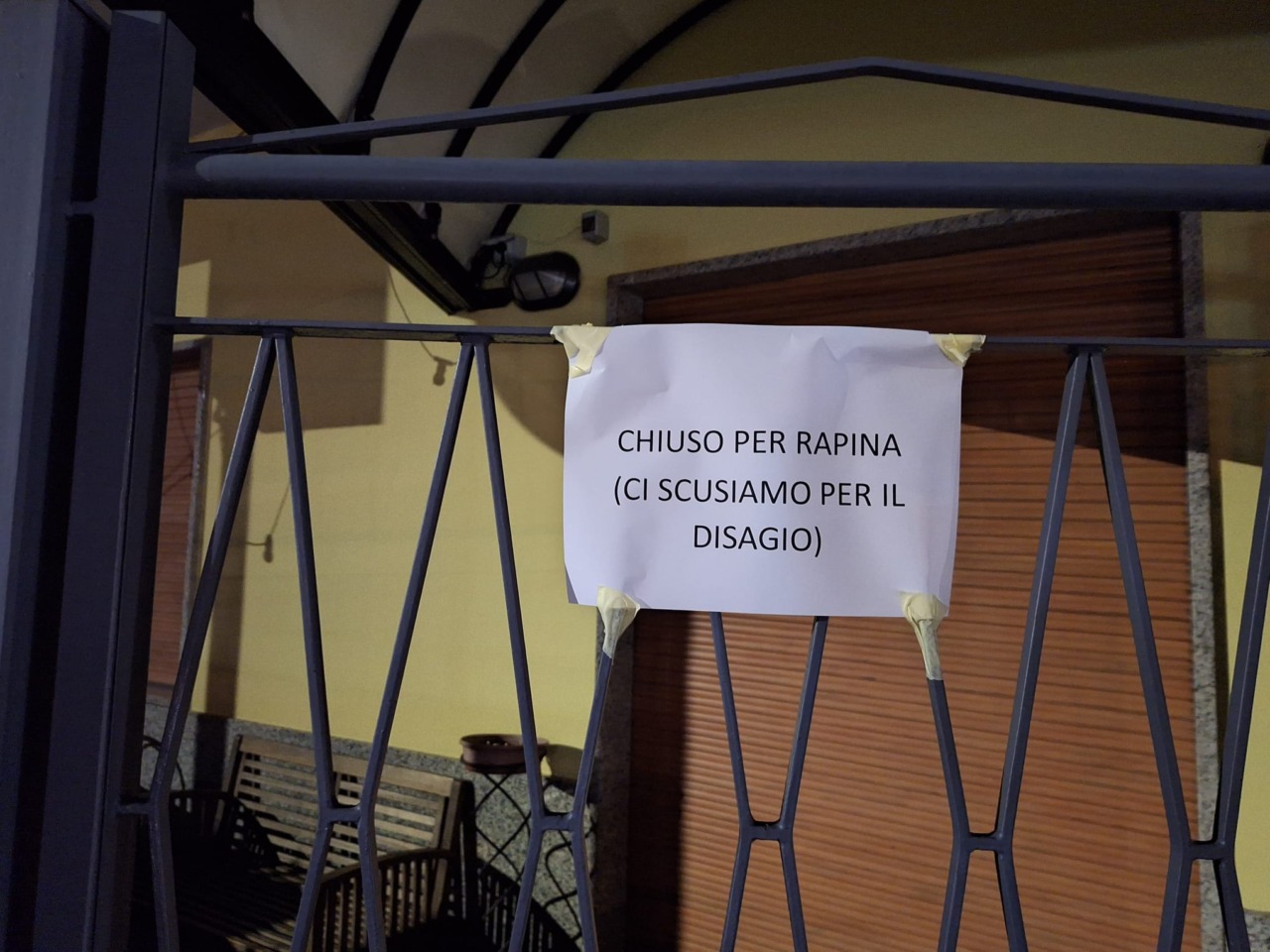 Trascinato dall’auto di un ladro per centinaia di metri, ristoratore finisce in ospedale