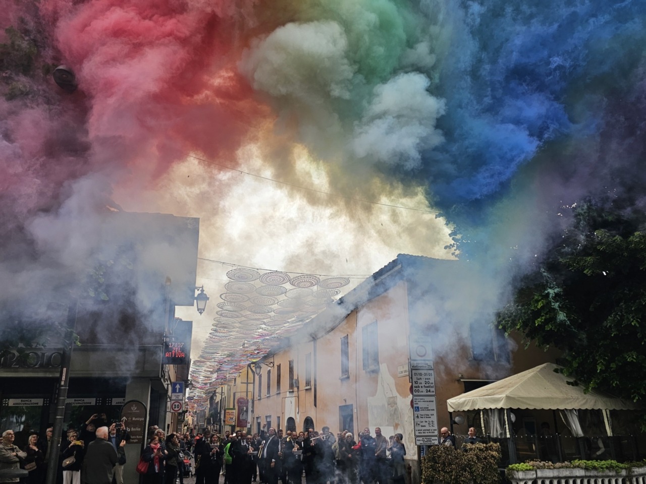 Esplosione di colori per Via Sangalli, inaugurati i mandala di Mombrini