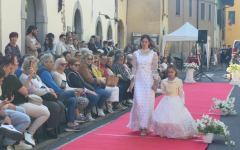 Boom per “Associazioni in piazza”, la sfilata delle “spose vintage” incanta