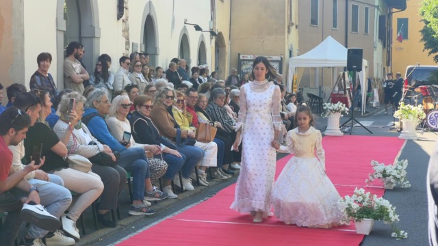 Boom per “Associazioni in piazza”, la sfilata delle “spose vintage” incanta
