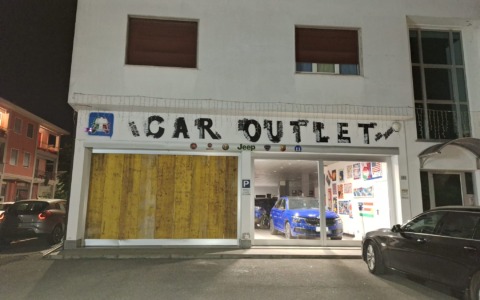 Spaccata alla “Bresciani Automobili Urgnano Srl”, ladro ruba bici elettriche e sperona i carabinieri