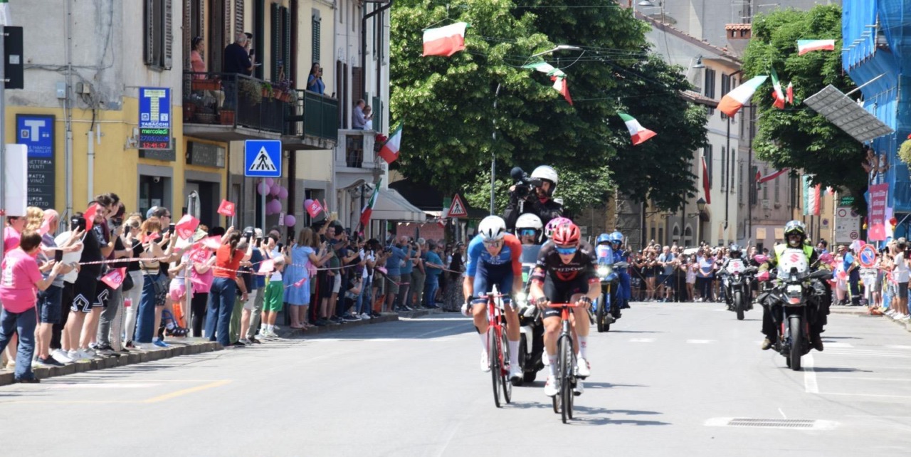 Il Giro d’Italia passa in centro tra Tricolori al vento e una folla di appassionati in festa