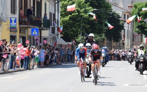 Il Giro d’Italia passa in centro tra Tricolori al vento e una folla di appassionati in festa