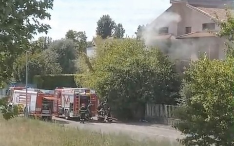 A fuoco uno stabile abbandonato, la rabbia dei residenti: “Spacciatori, ratti e degrado da due anni”
