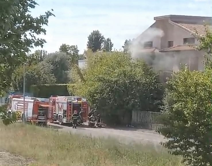 A fuoco uno stabile abbandonato, la rabbia dei residenti: “Spacciatori, ratti e degrado da due anni”
