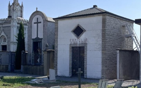Il cimitero di Martinengo di nuovo nel mirino dei ladri, ma se ne vanno a mani vuote