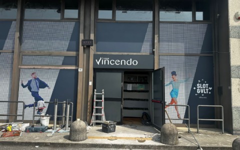 Sfonda l’ingresso della “Sala Slot Snai Vincendo” con un furgone ma trova un dipendente e fugge