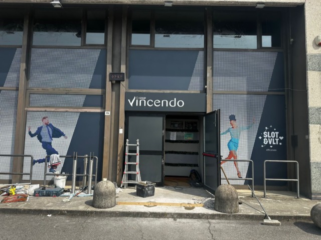 Sfonda l’ingresso della “Sala Slot Snai Vincendo” con un furgone ma trova un dipendente e fugge