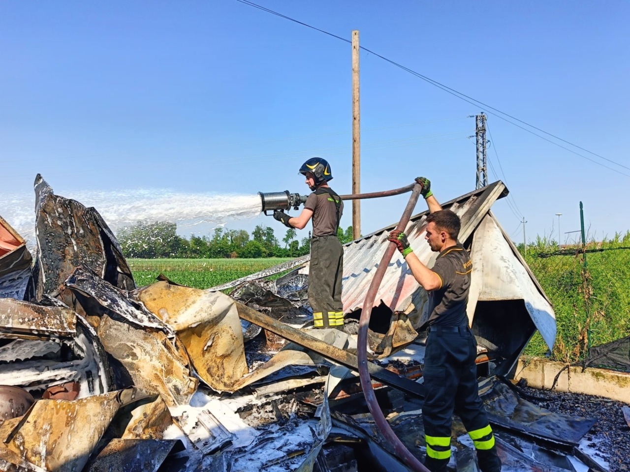 Brucia una roulotte vicino alle abitazioni in via San Rocco: evitato il peggio grazie ai Vigili del fuoco