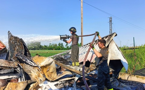 Brucia una roulotte vicino alle abitazioni in via San Rocco: evitato il peggio grazie ai Vigili del fuoco