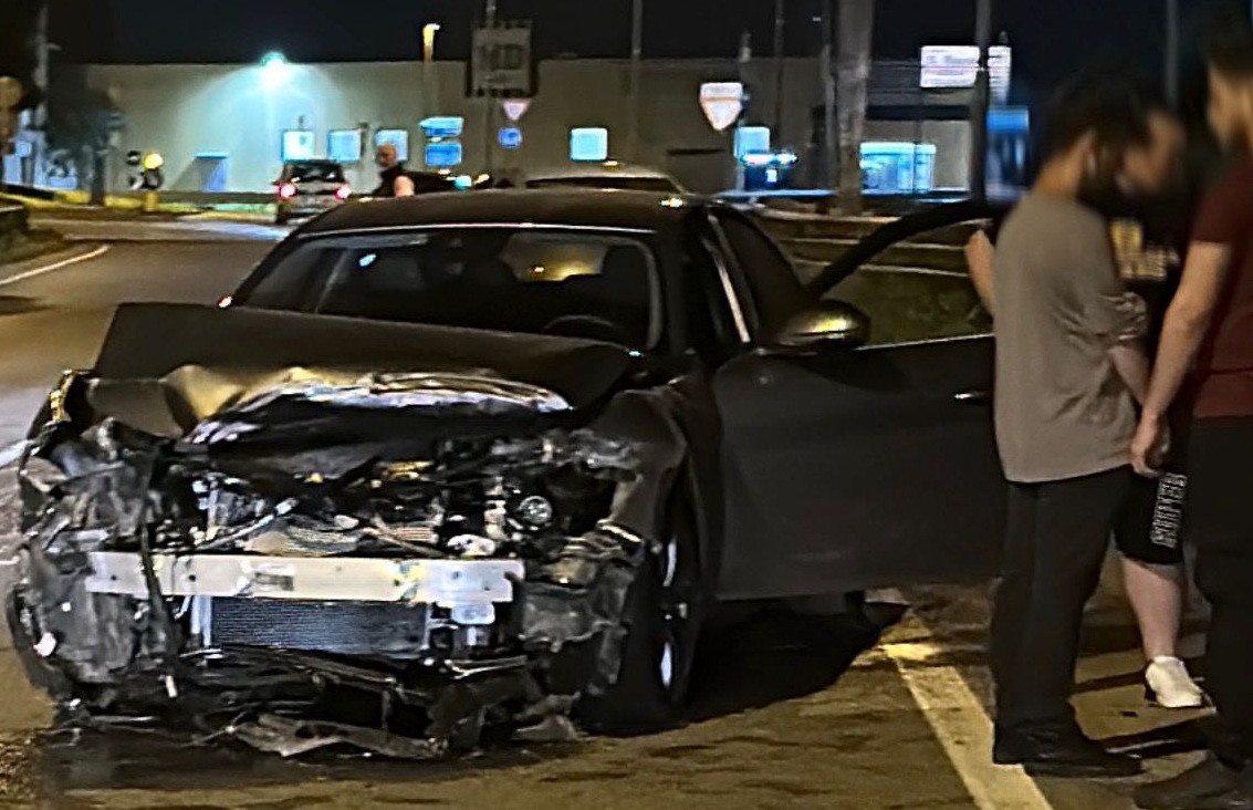 Incidente dopo una folle corsa: illesi tre giovani ragazzi