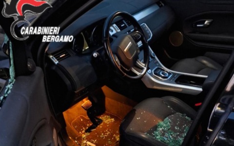 Arrestato dopo un furto in auto e una colluttazione: fermato un 27enne