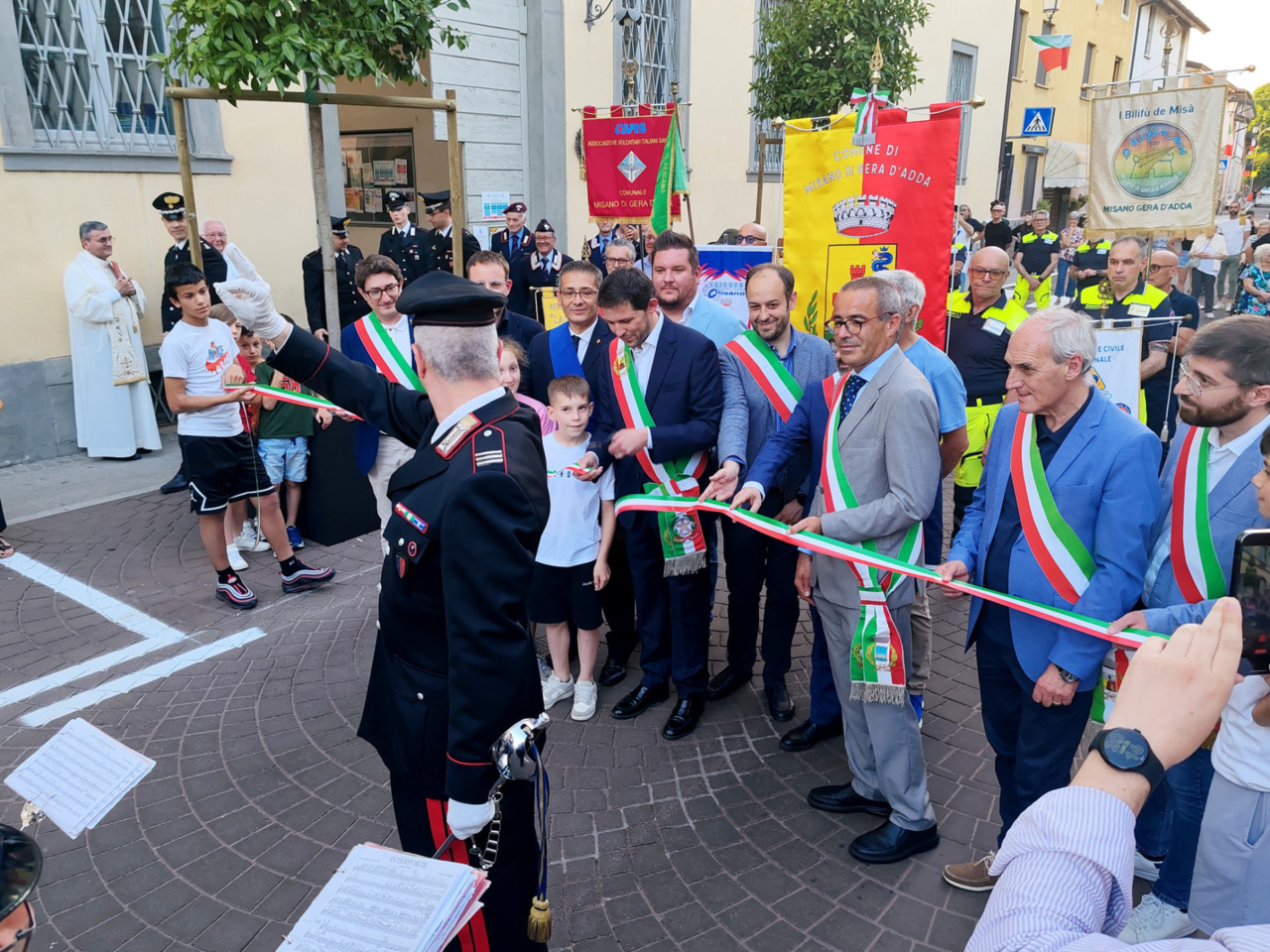 Inaugurata la riqualificazione di via Roma con i bambini e la Fanfara dei carabinieri