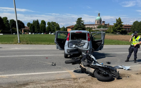 Schianto in moto contro un’auto, grave un 20enne