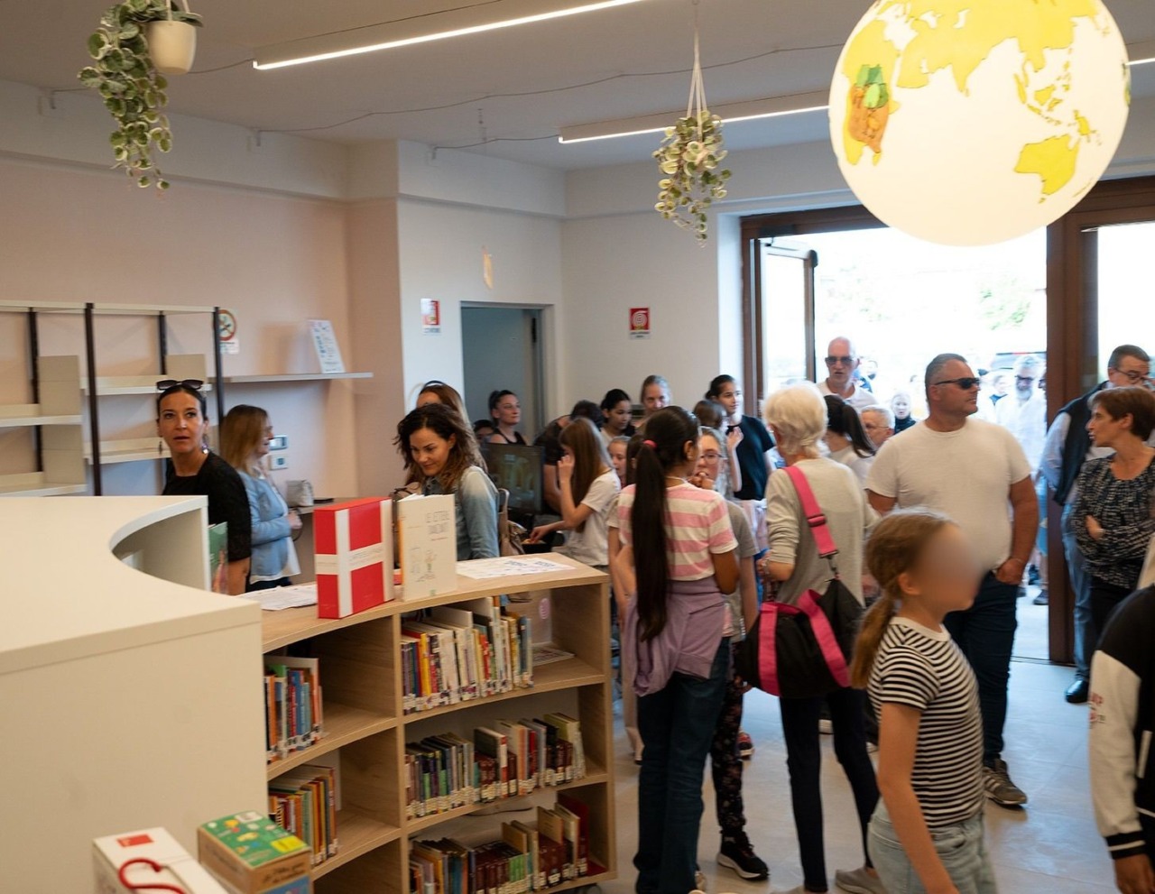 Taglio del nastro in pompa magna per la biblioteca comunale ispirata a un aeroporto