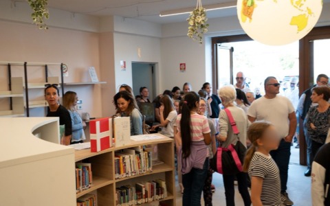 Taglio del nastro in pompa magna per la biblioteca comunale ispirata a un aeroporto