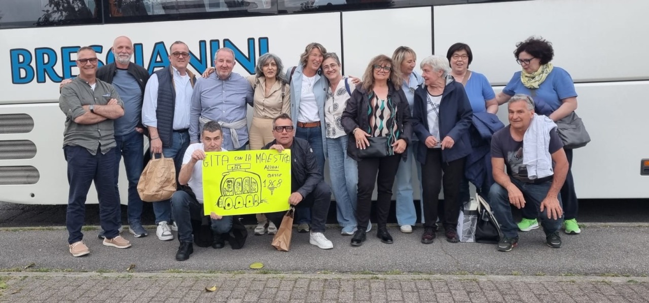 Scuola, amicizia e prosciutto: il ritorno della 5ª B del 1968 della Pascoli di Romano con la maestra Paleari