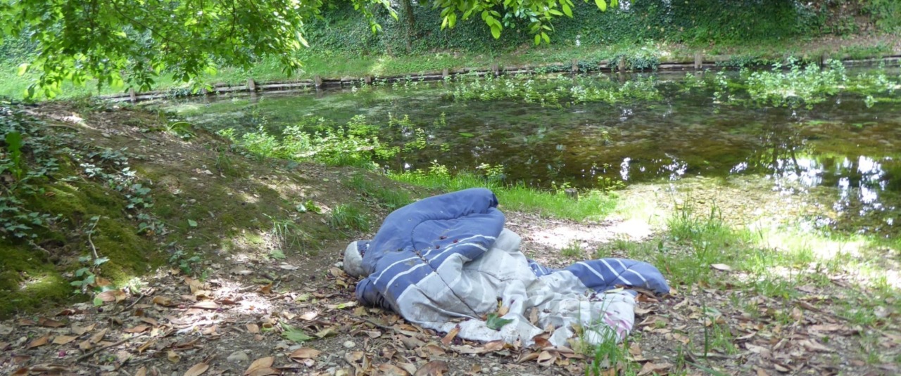 Romano, bivacco abusivo nel parco della Roggia: tra coperte e repellente torna l’allarme degrado