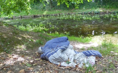 Romano, bivacco abusivo nel parco della Roggia: tra coperte e repellente torna l’allarme degrado