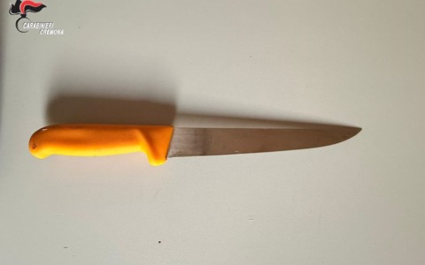 Sotto la maglietta un coltello da cucina, denunciato 44enne in stato di ebrezza