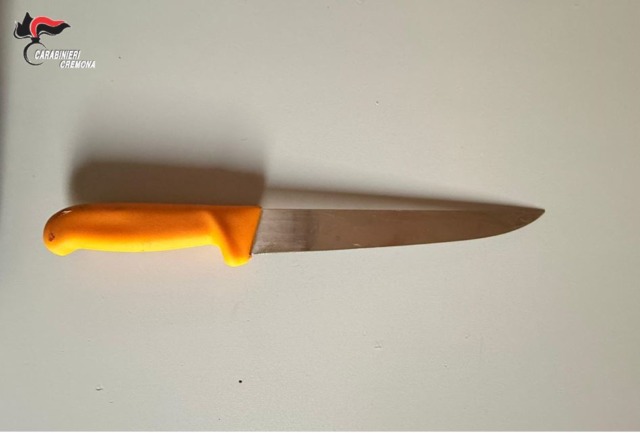 Sotto la maglietta un coltello da cucina, denunciato 44enne in stato di ebrezza