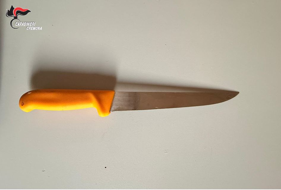 Sotto la maglietta un coltello da cucina, denunciato 44enne in stato di ebrezza