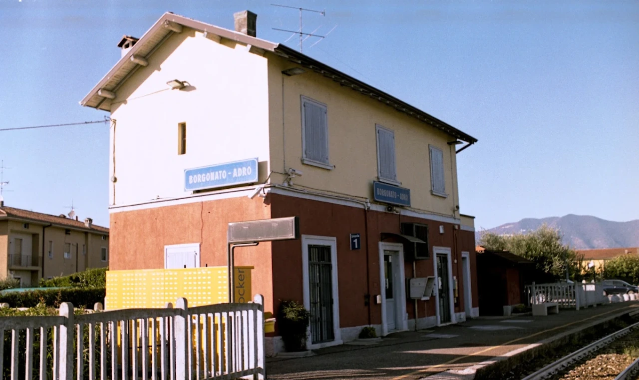 Sei ragazzi di Fontanella coinvolti nella rissa sul treno Edolo-Brescia: denunciati insieme ad altri due giovani bresciani