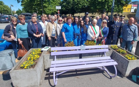Una panchina viola all’ospedale di Treviglio contro le aggressioni ai danni degli operatori sanitari