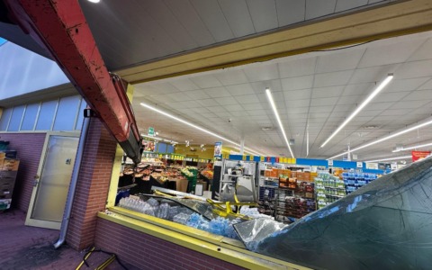 Tentato furto all’Eurospin, ladri sfondano la vetrata con il braccio meccanico del camion
