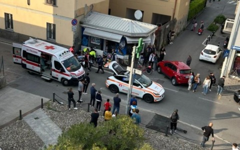 In sella alla moto si schianta contro un muro dopo l’impatto con un’auto, muore 26enne