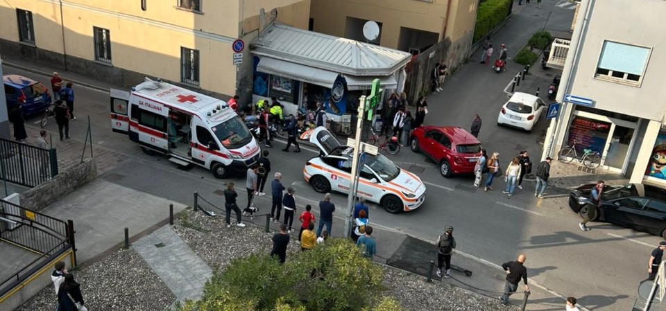 In sella alla moto si schianta contro un muro dopo l’impatto con un’auto, muore 26enne