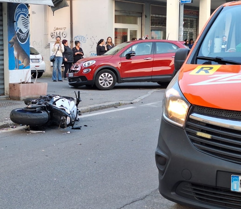 Si schianta contro un muro