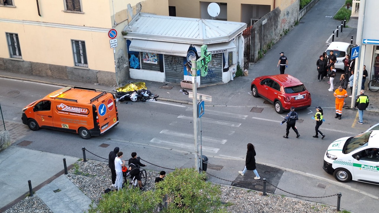 Si schianta contro un muro