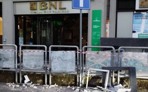 Banda del botto in azione alla Bnl di Treviglio, danni ingenti: semidistrutta la filiale