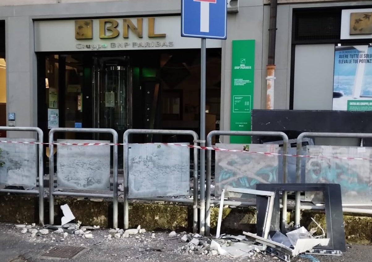Banda del botto in azione alla Bnl di Treviglio, danni ingenti: semidistrutta la filiale