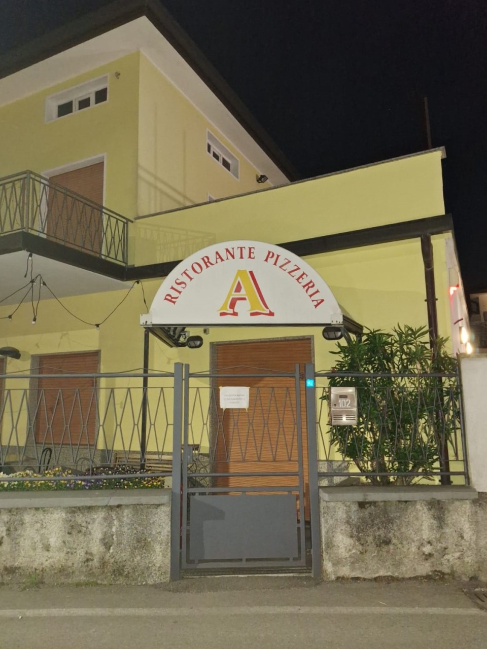 Arrestato e già a piede libero il ladro che ha trascinato per strada il ristoratore con la sua auto